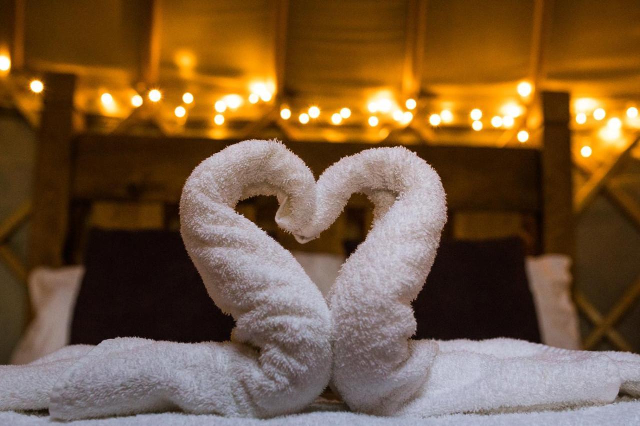 Secret Cloud House Holidays Luxury Yurts With Hot Tubs Cauldon Eksteriør bilde